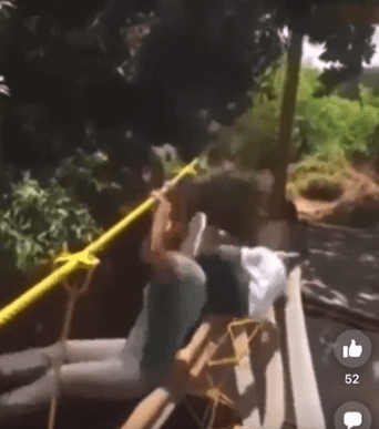 [VIDEO] Budak Tergelincir Jatuh Sungai Semasa Lalu Jambatan Usang Buat Netizen Geram