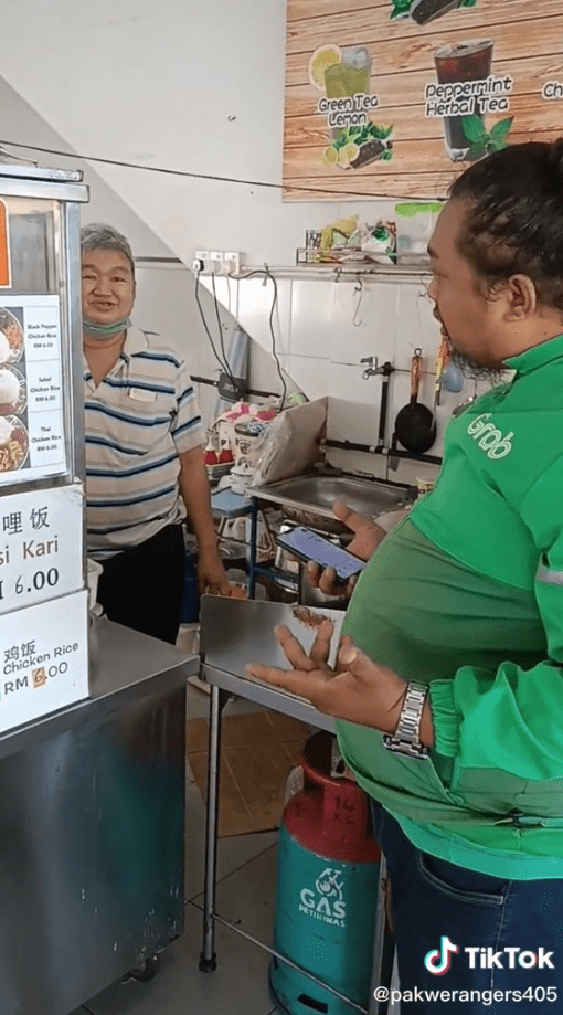 Yakin 'Lajak' Cakap Cina Walaupun Pelik, Netizen Terhibur Dengan Grab Rider Dari Kuching Ini