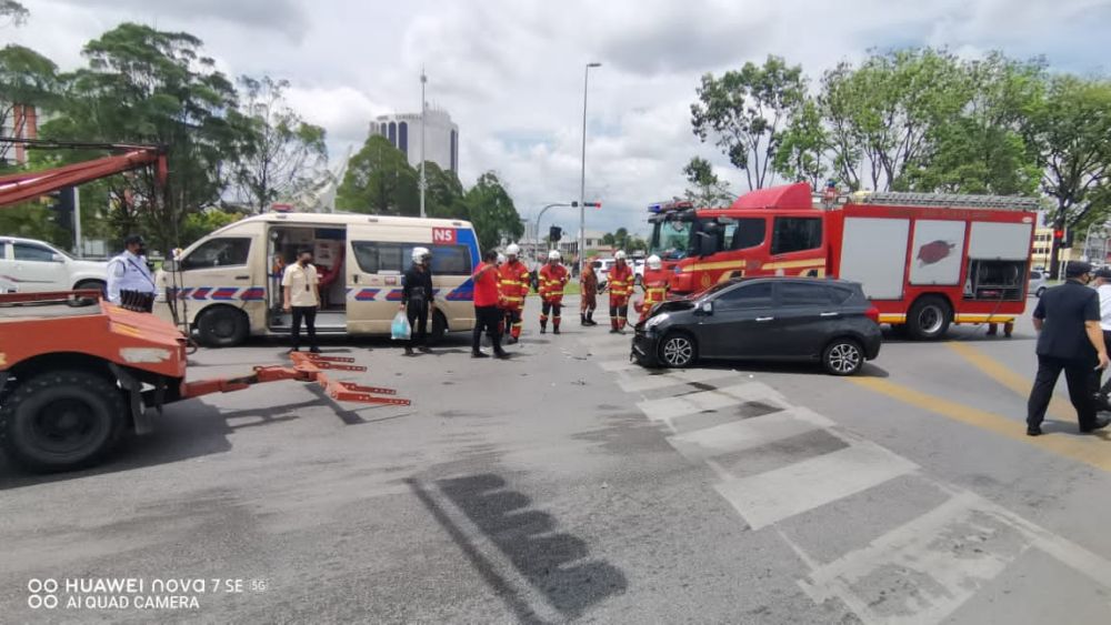 Kemalangan Di Kuching, Kereta Pegawai Kanan Polis Bertembung Ambulans Bawa Pesakit