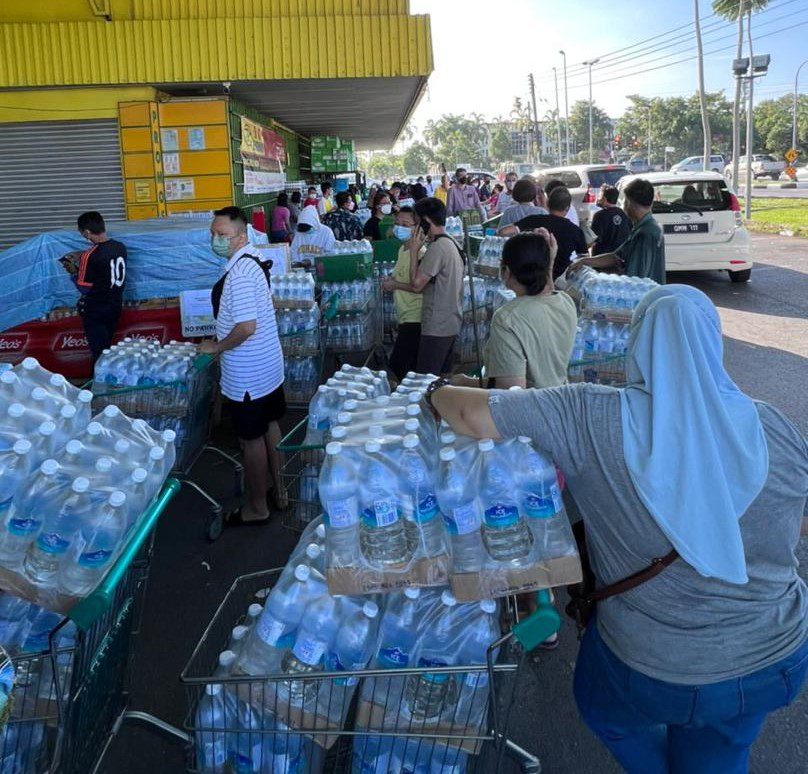 Bahana Gangguan Bekalan Air, Netizen Panik Borong Air Botol Sampai Lesap Di Miri