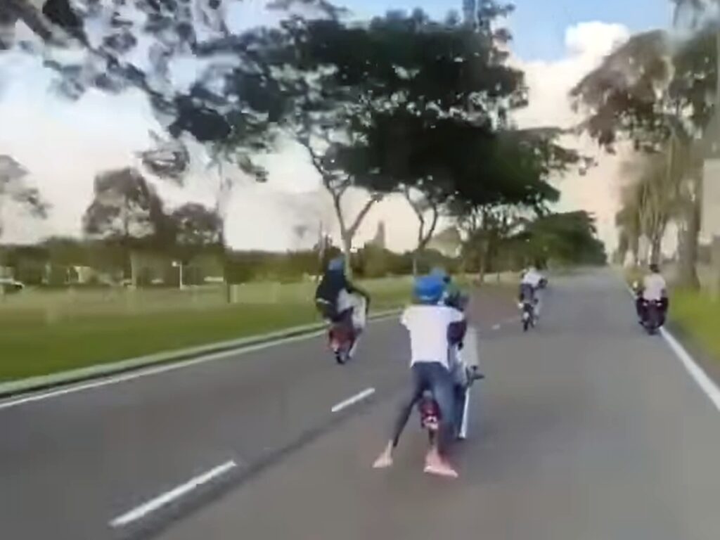 Buat Aksi Wheelie Di Masja Kuching, 3 Remaja Ditahan Polis