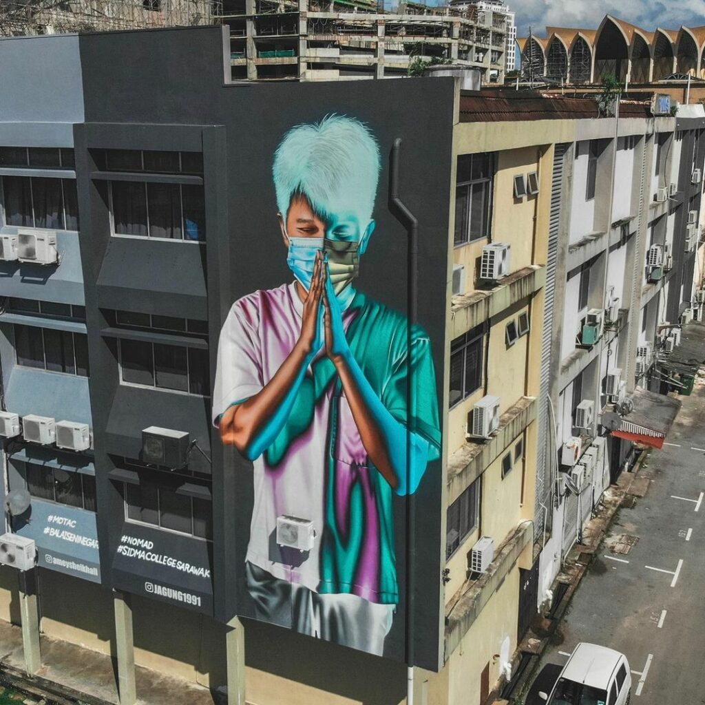 Kenali Jagung, Artis Mural Sarawak Yang Terkenal Dengan 'Trademark' Belon Huruf 3D