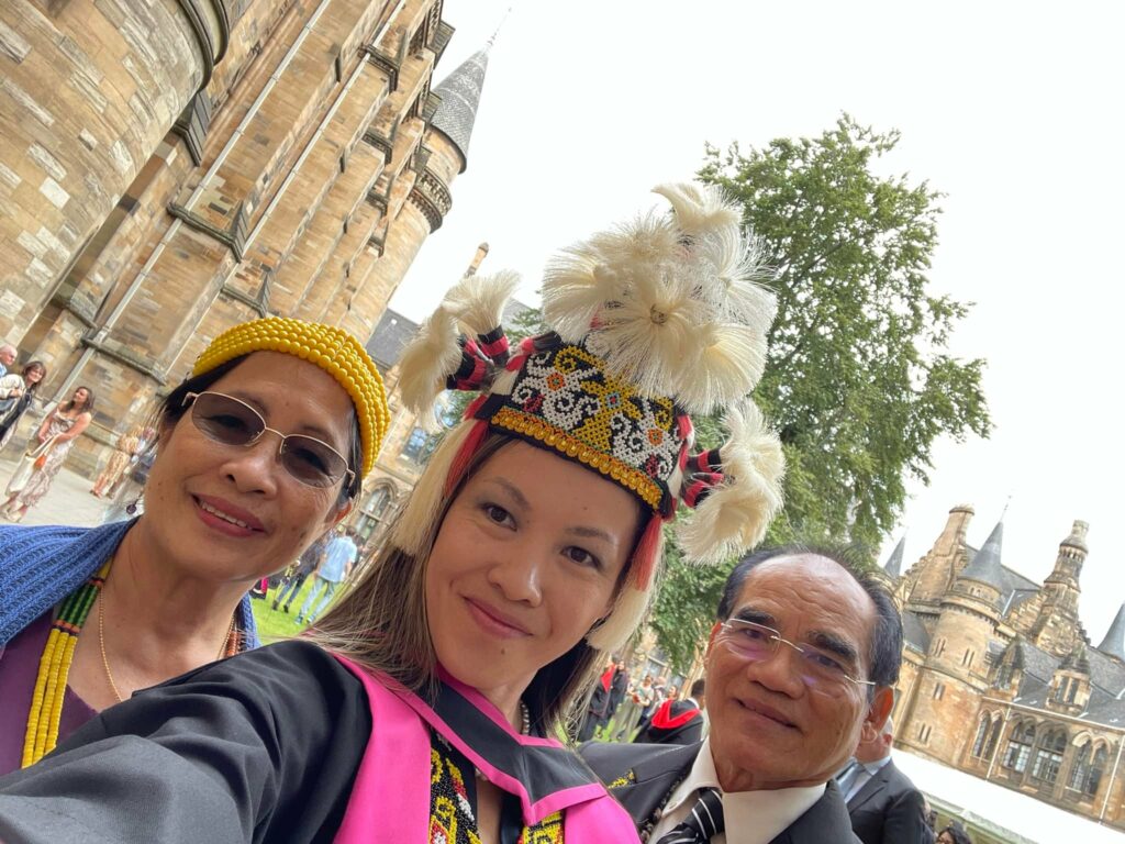 Graduasi PhD Di Scotland, Busana Lengkap Orang Ulu Dr. Kaleena Tarik Perhatian