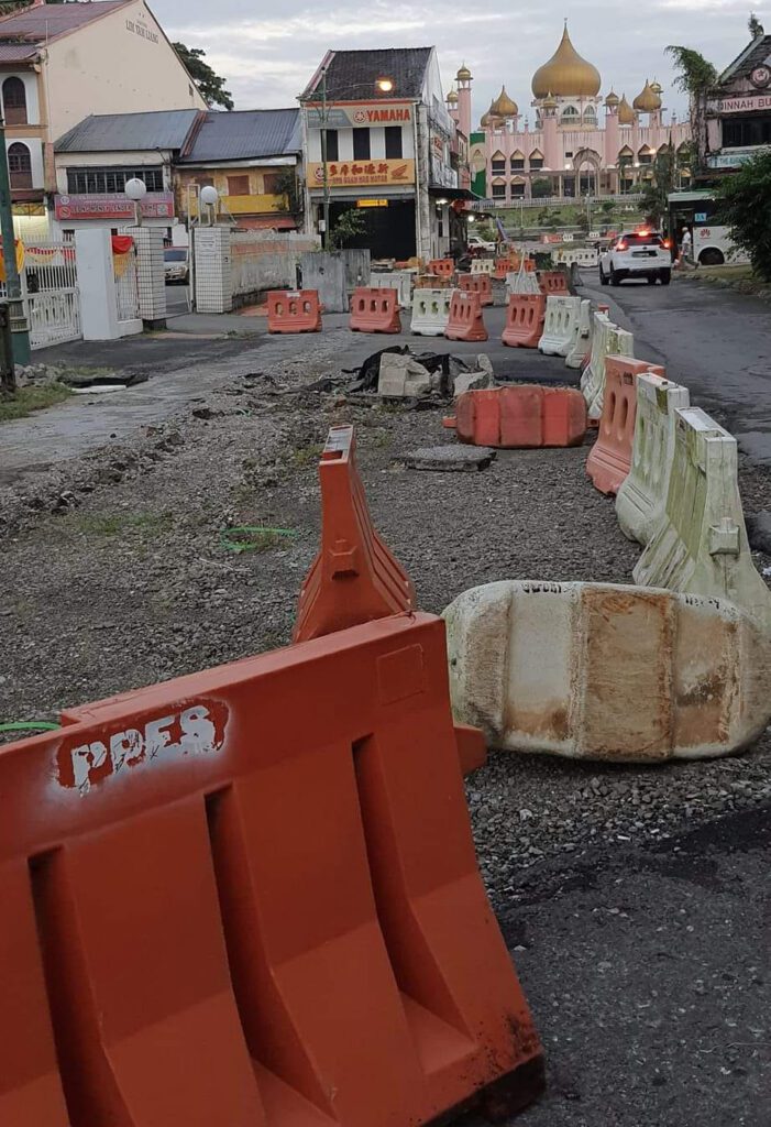 'Dari Anak 1 Sekarang Dah 3,' Netizen Kesal Jalan Di Tengah Bandaraya Kuching Ini Tak Siap-Siap