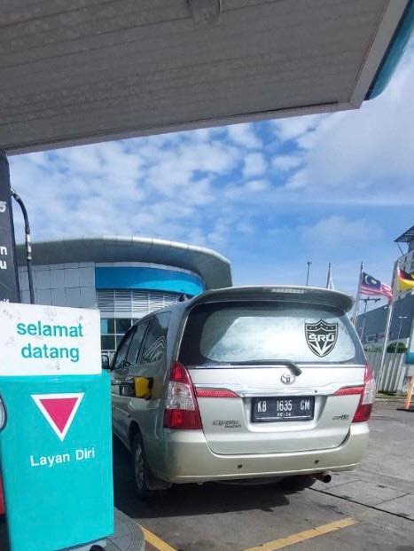 Gambar Kenderaan Indonesia Isi Minyak RON95 Tular Di Sarawak