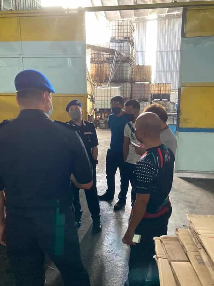 Rampas Lebih 2,000kg Minyak Paket Di Miri, KPDNHEP Serbu Syarikat Pengumpul Minyak Masak Terpakai