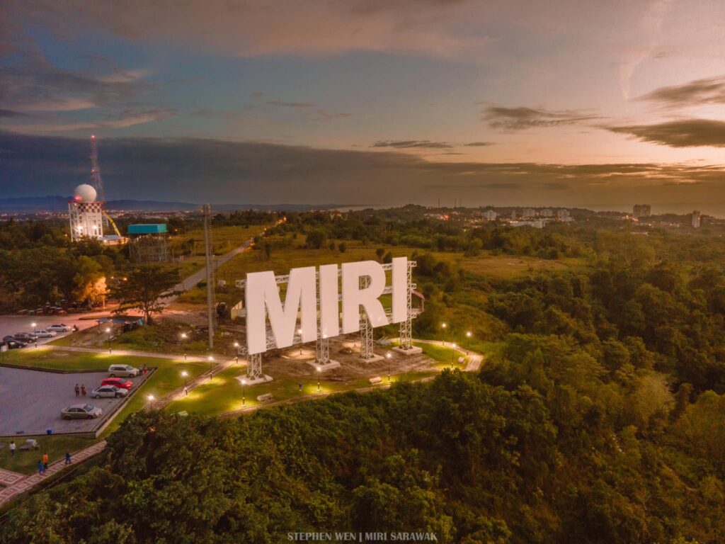 Macam Ala-Ala 'Hollywood', Papan Tanda Miri Baru Buat Netizen Kagum