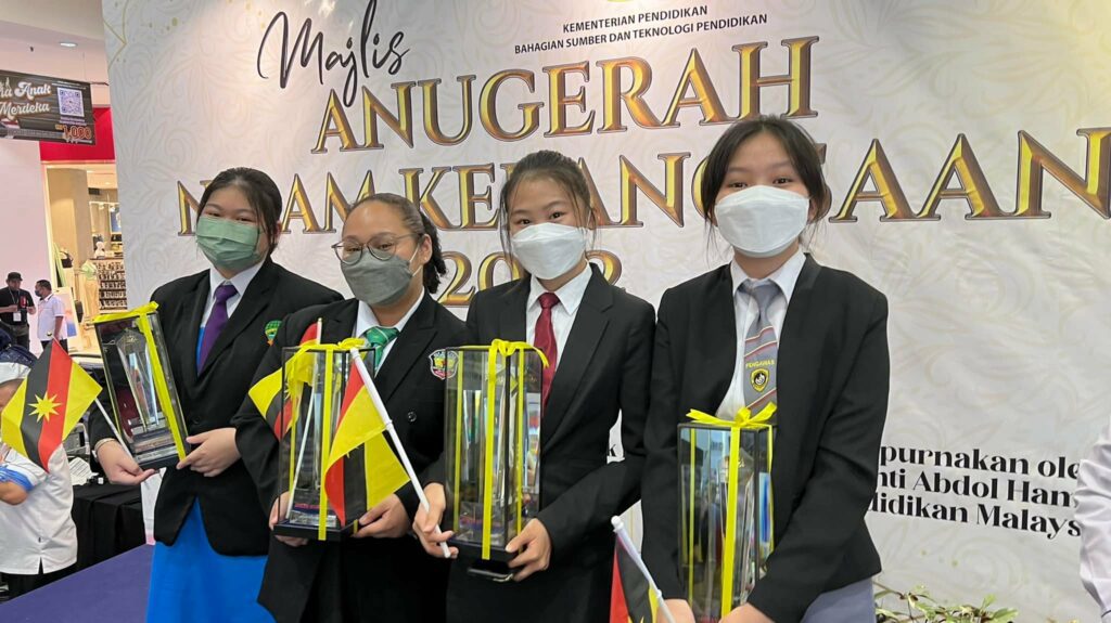 Kategori Pasukan Inggeris, 4 Pelajar Sarawak Ini Mendapat Anugerah Kebangsaan NILAM 2022