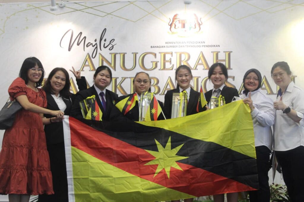 Kategori Pasukan Inggeris, 4 Pelajar Sarawak Ini Mendapat Anugerah Kebangsaan NILAM 2022