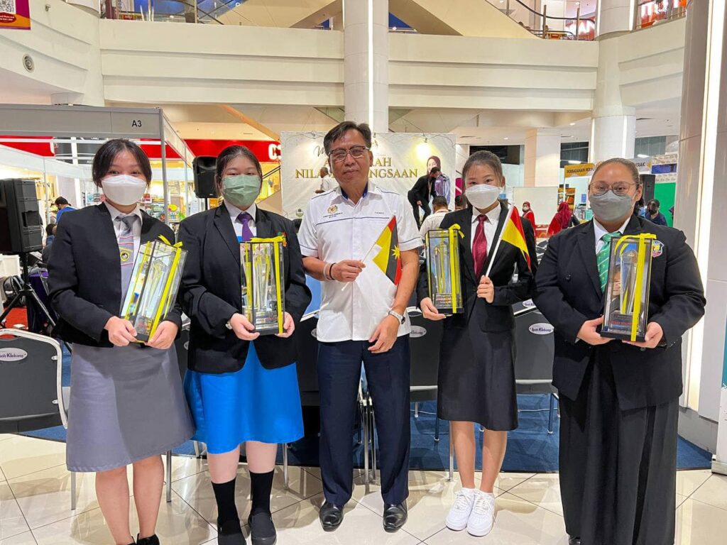 Kategori Pasukan Inggeris, 4 Pelajar Sarawak Ini Mendapat Anugerah Kebangsaan NILAM 2022