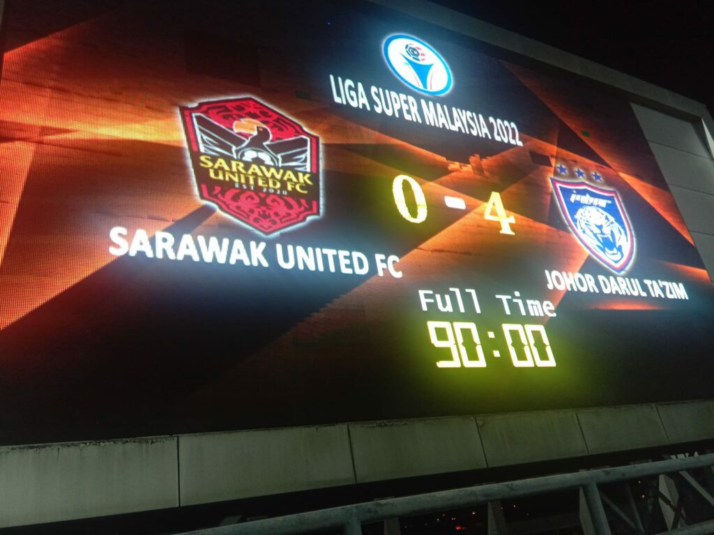 [VIDEO] 'Terbaik La!' Penyokong JDT Dan Sarawak Saling Berbalas Nyanyi Terima Kasih