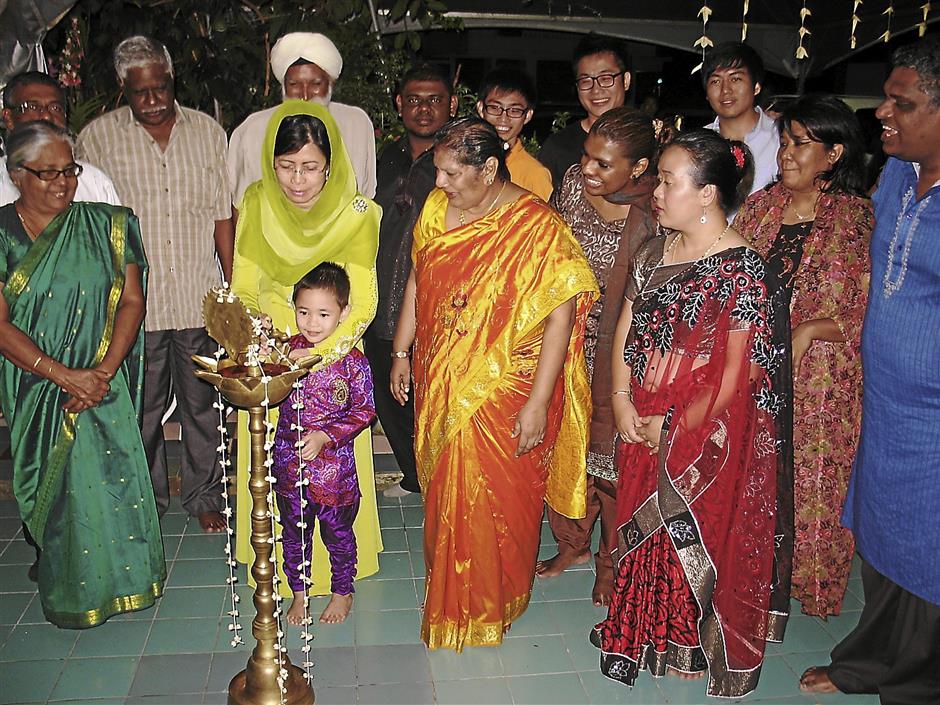 Kenali Lucy Lingam, Penghulu Wanita India Pertama Dilantik Di Sarawak