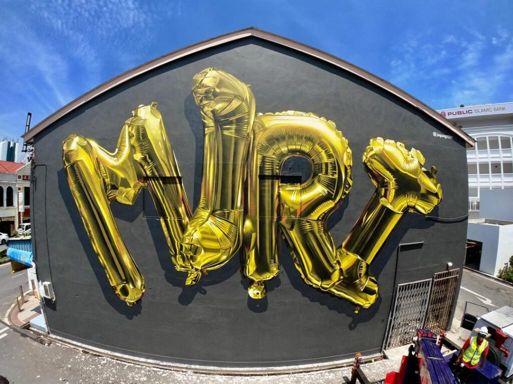 Kenali Jagung, Artis Mural Sarawak Yang Terkenal Dengan 'Trademark' Belon Huruf 3D