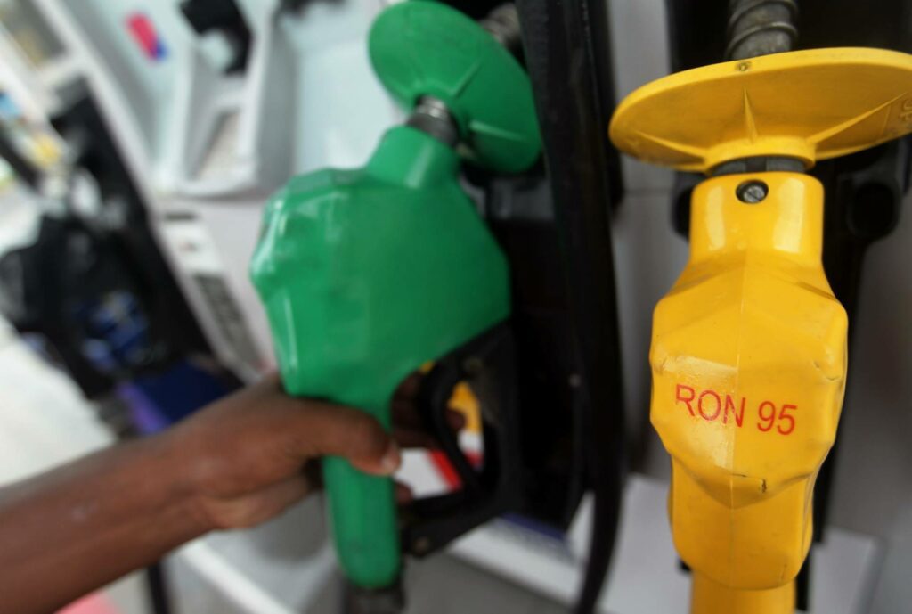 Lagi Kenderaan Plat Asing Isi Minyak RON95, Kali Ini Di Pusat Bandar Kuching