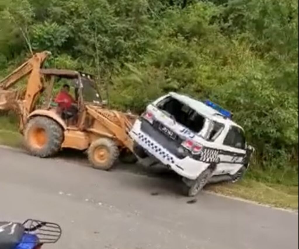Marah Kerana Disaman, Kereta JPJ Jadi Mangsa Diterbalikkan Jentolak Di Keningau