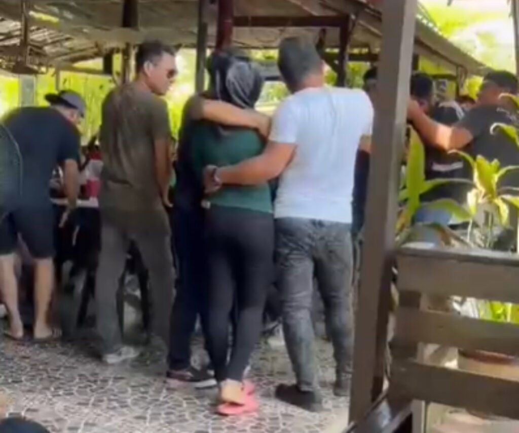 Netizen Jijik Lihat Sekumpulan Lelaki Rilek Peluk Pelayan Wanita Berpakaian Ketat