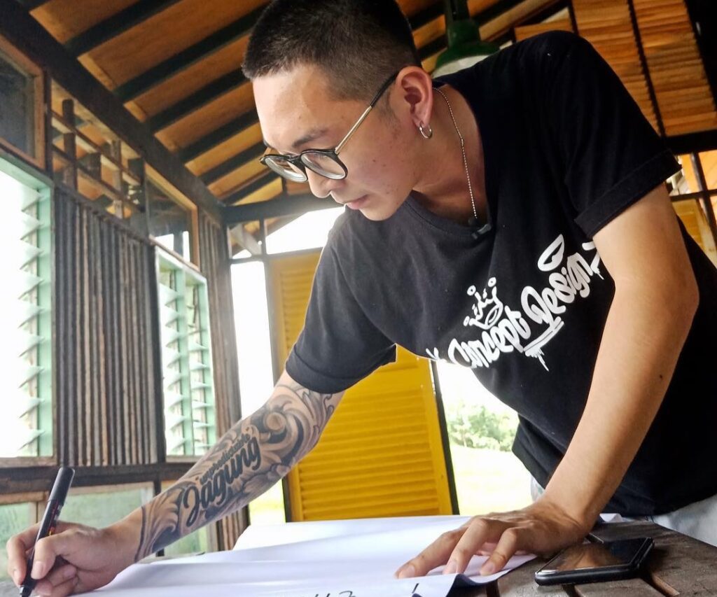 Kenali Jagung, Artis Mural Sarawak Yang Terkenal Dengan 'Trademark' Belon Huruf 3D