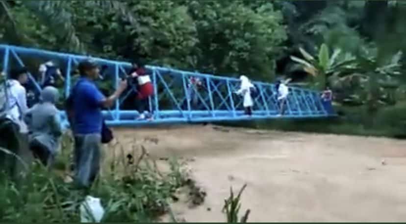 [VIDEO] Tular Pelajar Sekolah Di Sabah Terpaksa Panjat Paip Lintas Sungai Deras