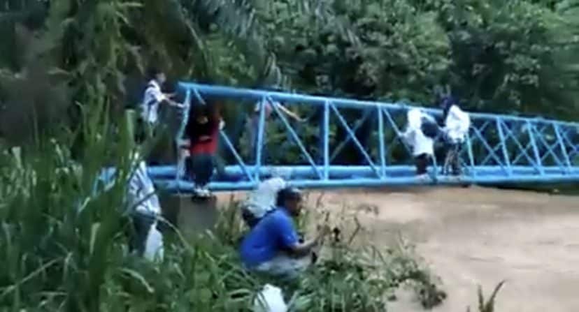 [VIDEO] Tular Pelajar Sekolah Di Sabah Terpaksa Panjat Paip Lintas Sungai Deras