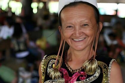 Kenali Tradisi Istimewa Telinga Panjang Orang Ulu