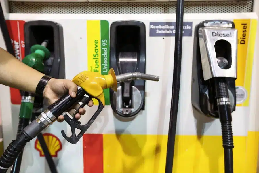 Ini Sebab Mengapa Kenderaan Asing Tidak Boleh Mengisi Petrol RON95 Di Malaysia