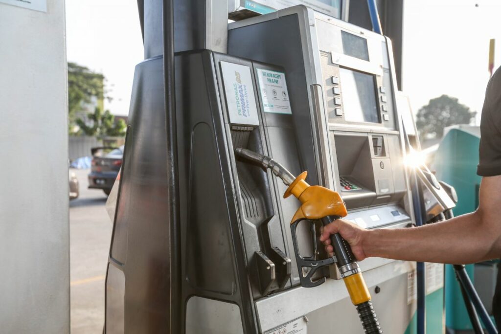 Ini Sebab Mengapa Kenderaan Asing Tidak Boleh Mengisi Petrol RON95 Di Malaysia