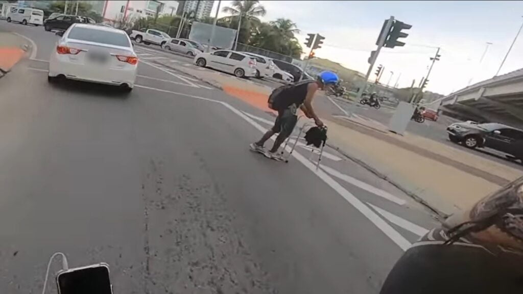 Tular Warga Emas Tersadai Di Tepi Jalan, Tindakan Pantas Abang Grab Di Sabah Ini Terima Pujian Netizen