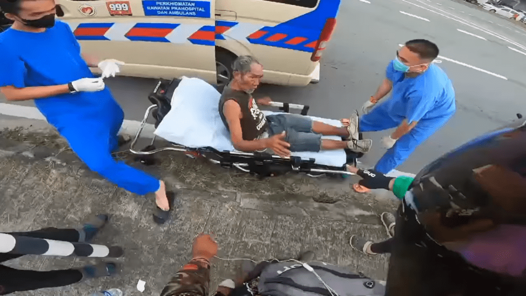 Tular Warga Emas Tersadai Di Tepi Jalan, Tindakan Pantas Abang Grab Di Sabah Ini Terima Pujian Netizen