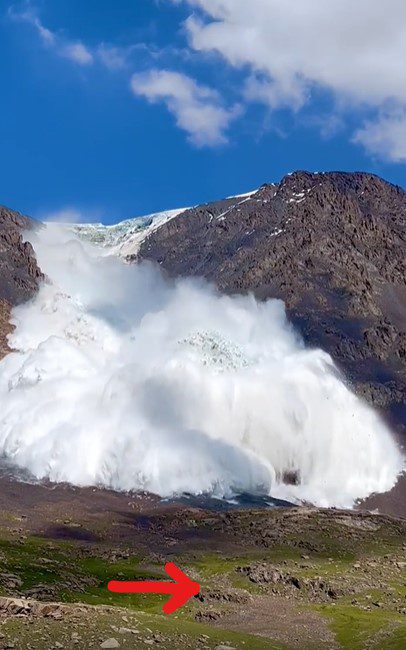 [VIDEO] Lelaki Ini Terselamat Dari Ajal Semasa Tekad Rakam 'Tsunami' Lalu Di Celah Gunung