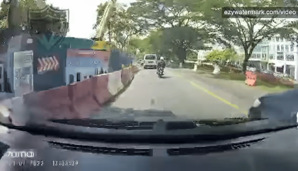 Jalan Mengelirukan, Kenderaan Hampir Bergesel Sempat Dirakam Netizen Di Kuching