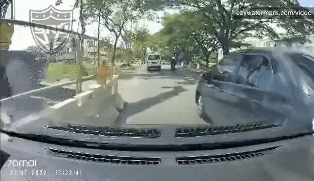 Jalan Mengelirukan, Kenderaan Hampir Bergesel Sempat Dirakam Netizen Di Kuching