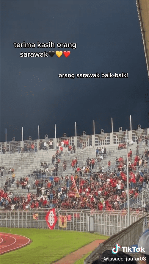 [VIDEO] 'Terbaik La!' Penyokong JDT Dan Sarawak Saling Berbalas Nyanyi Terima Kasih