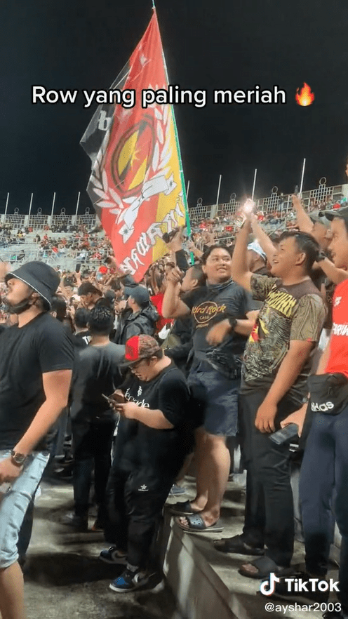 [VIDEO] 'Terbaik La!' Penyokong JDT Dan Sarawak Saling Berbalas Nyanyi Terima Kasih