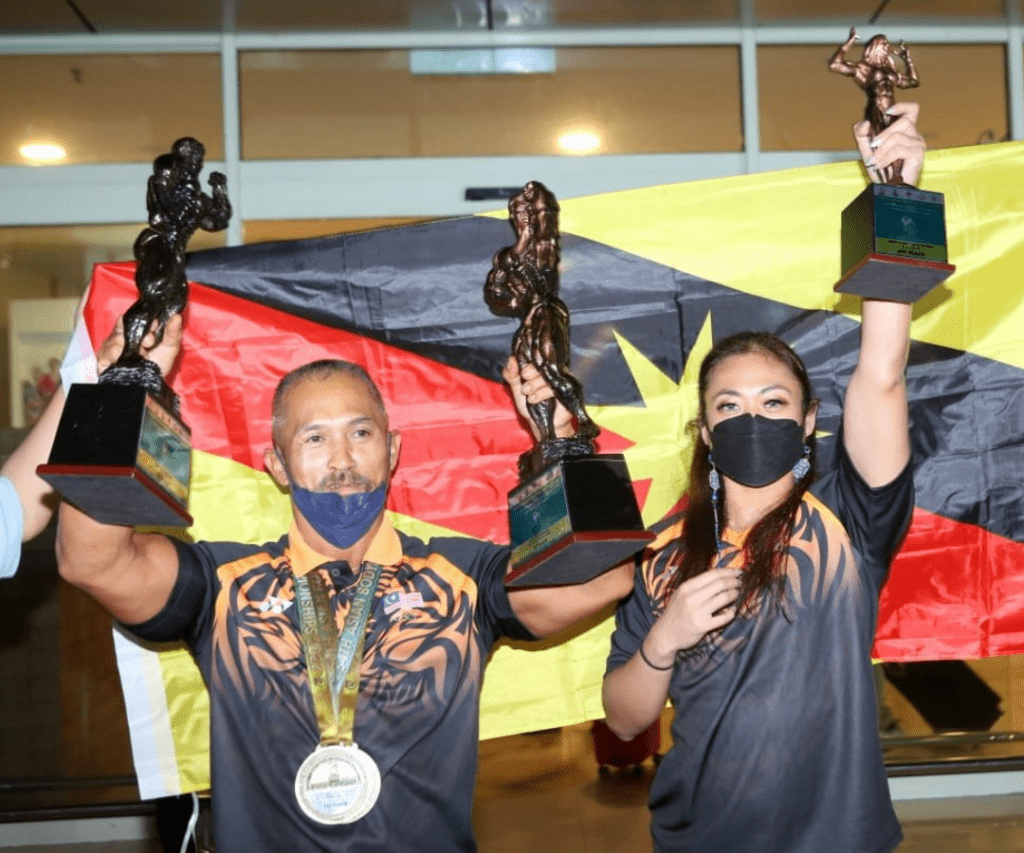 Jaguh Bina Badan Sarawak Rangkul 2 Pingat Emas di Maldives