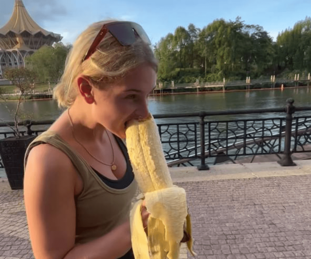 Video Mat Salleh Makan Pisang Tanduk Di Waterfront Kuching Tular Sehingga Ke Luar Negara