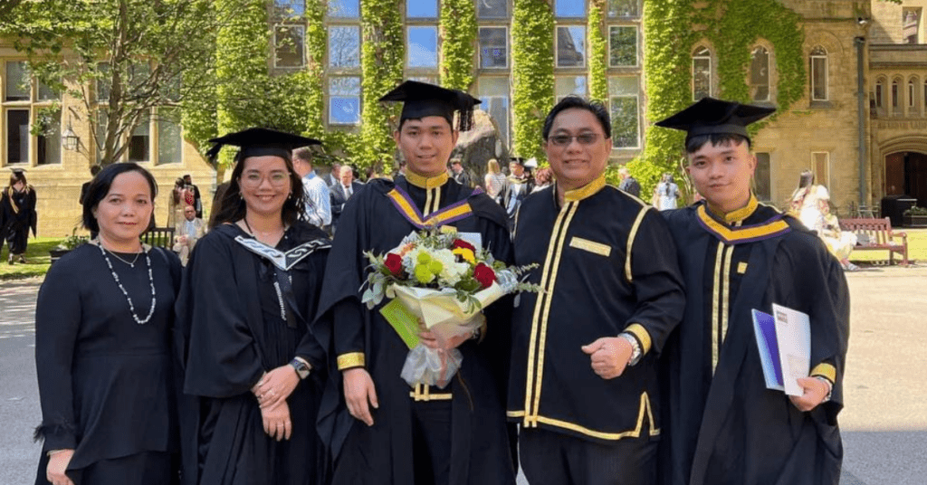 Rai Majlis Graduasi Anak Lelaki, Ayah Ini Segak Berbusana Tradisi Bisaya Di UK