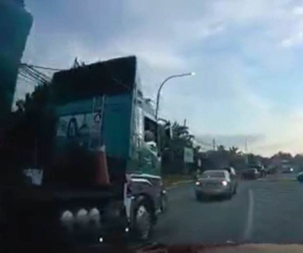 Aksi 'Berani Mati' 3 Budak Lelaki Panjat Lori Tangki Sempat Dirakam Dashcam Netizen Di Sabah