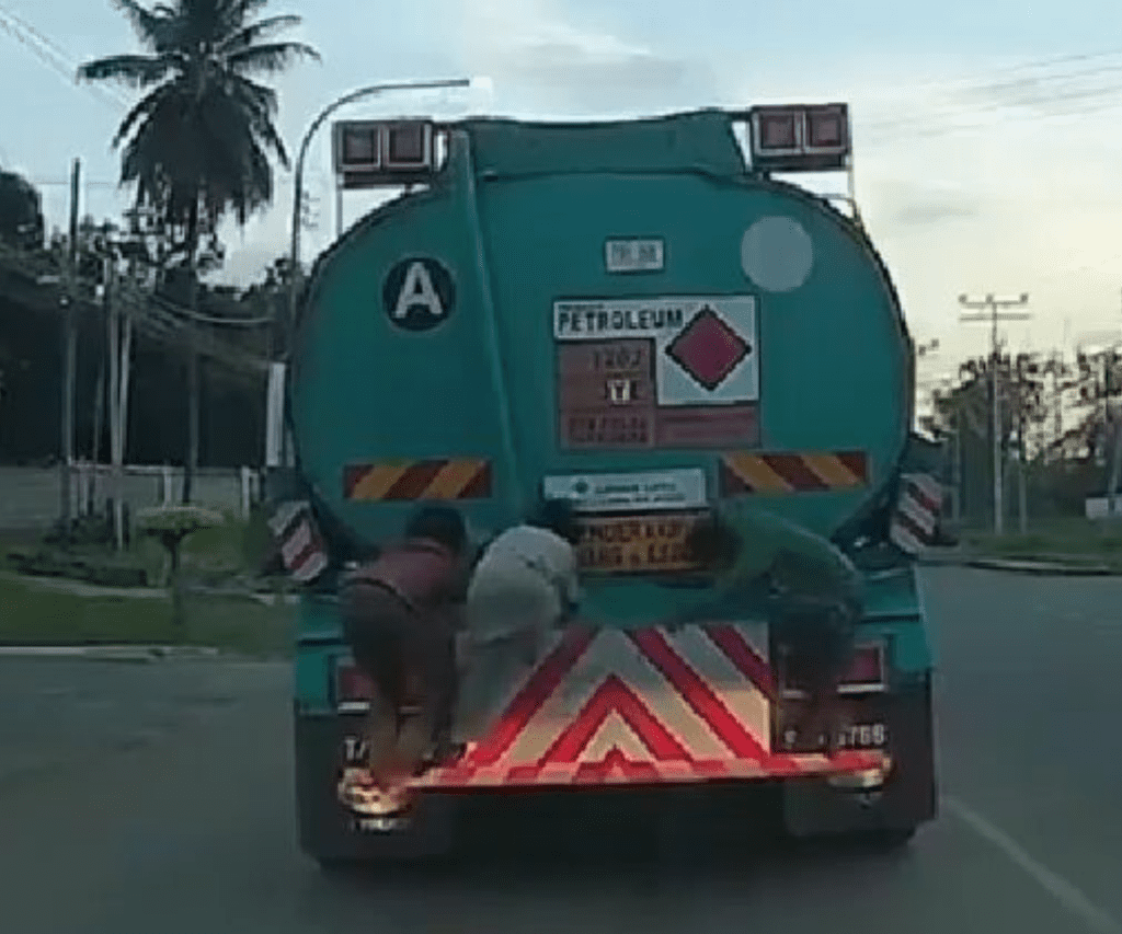 Aksi 'Berani Mati' 3 Budak Lelaki Panjat Lori Tangki Sempat Dirakam Dashcam Netizen Di Sabah