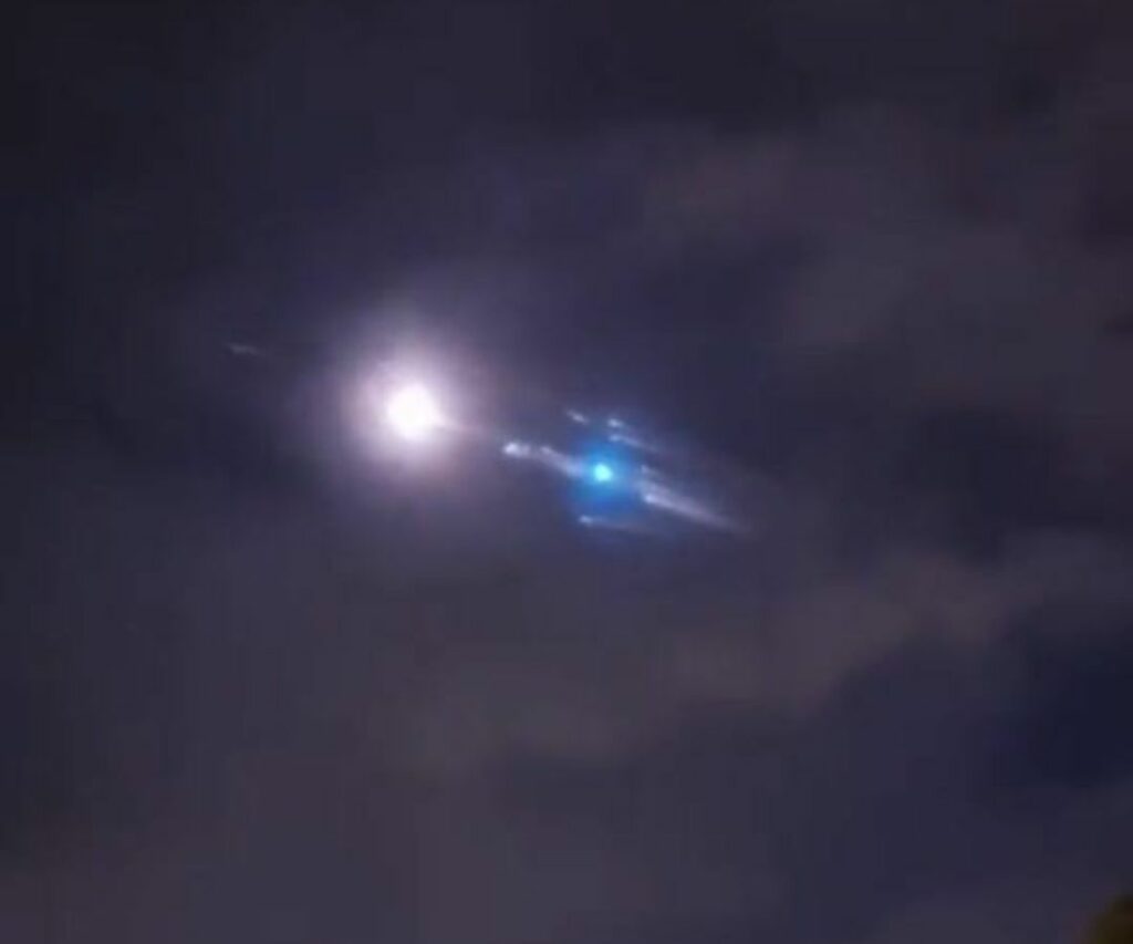 Penampakan 'Meteor' Dan Bunyi Dentuman Kuat Di Sarawak Cetus Tanda Tanya Netizen