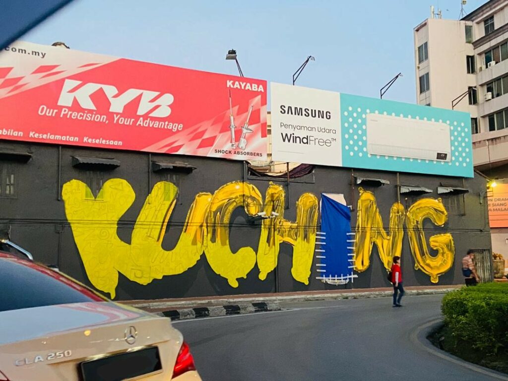 Kenali Jagung, Artis Mural Sarawak Yang Terkenal Dengan 'Trademark' Belon Huruf 3D