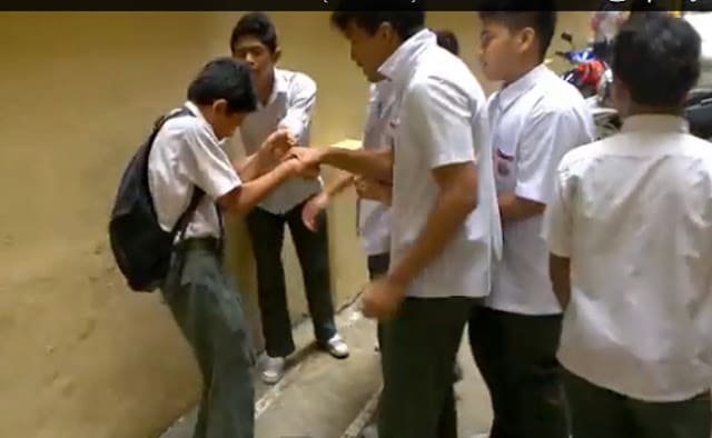 7 Lawan 1, Seorang Pelajar Sekolah Di Kuching Dibuli Dan Ditumbuk Beramai-Ramai