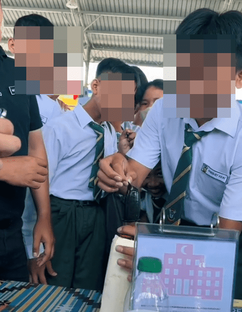 [VIDEO] Tular Budak Sekolah Di Sarawak Belajar Pasang Kondom, Netizen Puji Langkah Ini