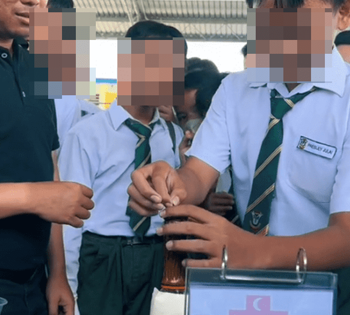 [VIDEO] Tular Budak Sekolah Di Sarawak Belajar Pasang Kondom, Netizen Puji Langkah Ini