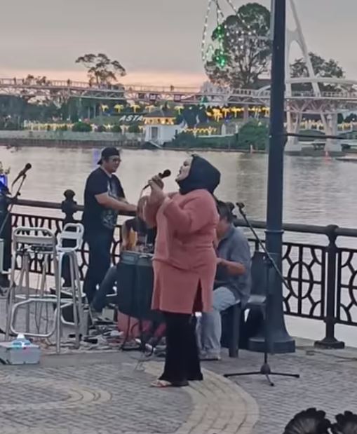 [VIDEO] Tular Nyanyi Lagu Janji Manismu Di Waterfront, Nada Tinggi Wanita Ini Buat Netizen Kagum