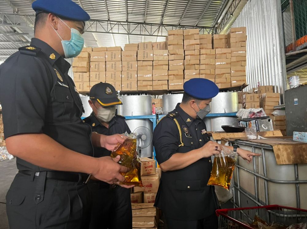 Rampas Lebih 2,000kg Minyak Paket Di Miri, KPDNHEP Serbu Syarikat Pengumpul Minyak Masak Terpakai
