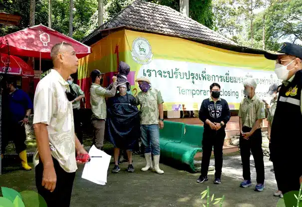 Lucu Penjaga Zoo Thailand Berpakaian Seperti Burung Unta Ditangkap