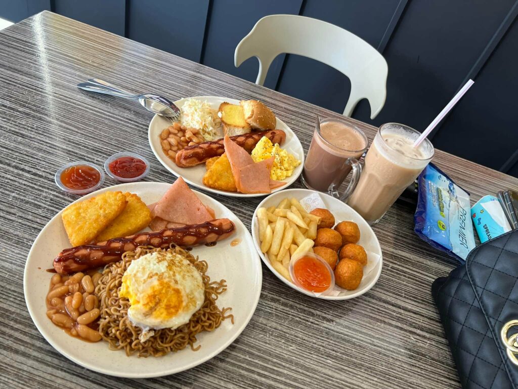Mengidam American Breakfast? Anda Boleh Cuba Hey! Hey! Cafe Di Kuching 