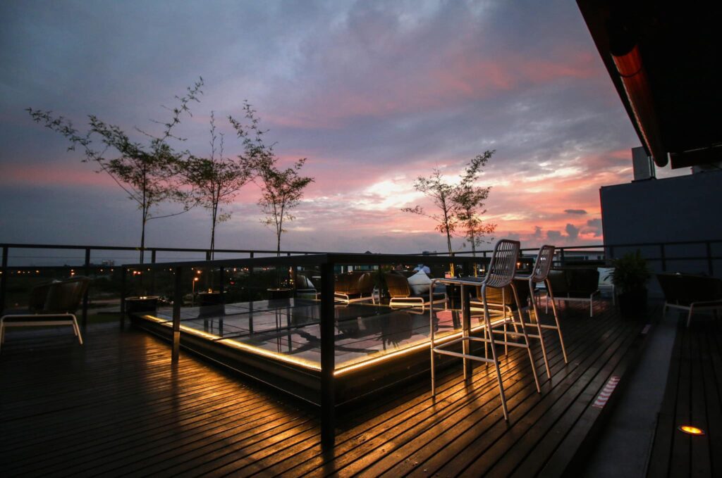 [NON-HALAL] Boleh Santai Di Rooftop, Jom Ke Chick Chat Rooftop Bar Di Kuching