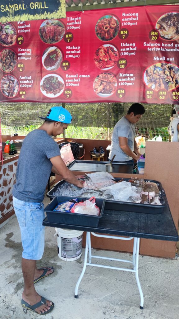 [NON-HALAL] Toowak Cafe Kuching, Nikmati Pelbagai Jenis Makanan Berpanggang Di Sini