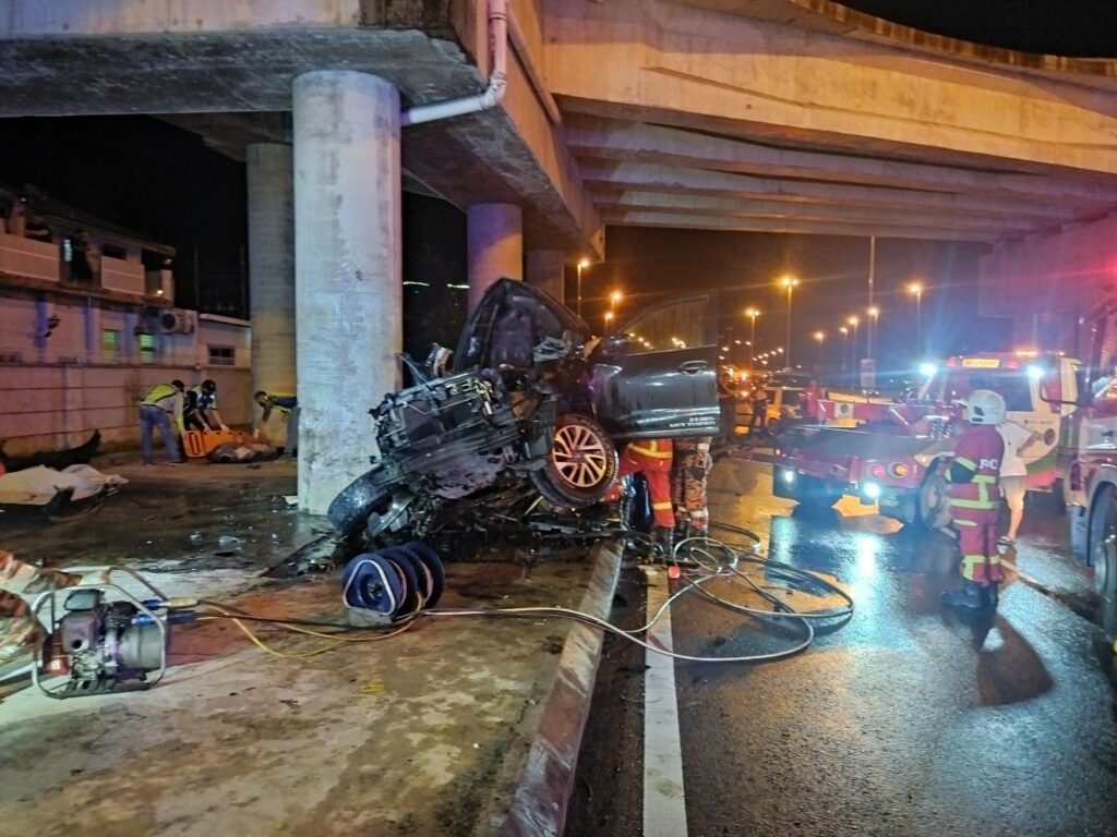 Tiga Beranak Maut, Kenderaan Terbabas Rempuh Tiang Flyover Di Kota Kinabalu